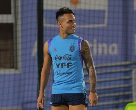 Lautaro Martínez presenta en el entrenamiento de Argentina.
