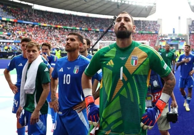 Jugadores de Italia lamentan su eliminación de la Euro.