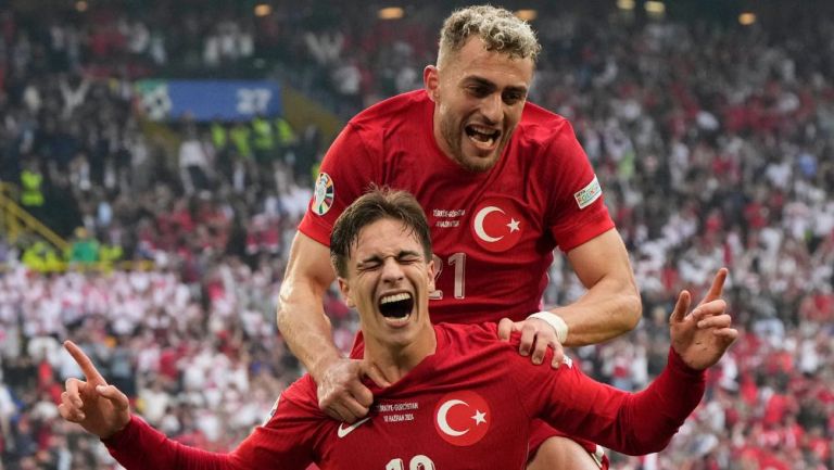 Jugadores de Turquía festejan gol en triunfo ante Georgia.