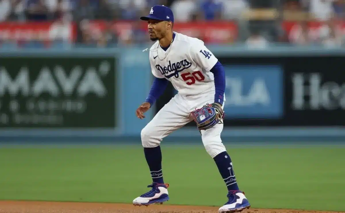 MOOKIE BETTS FILDEANDO EL CAMPO CORTO