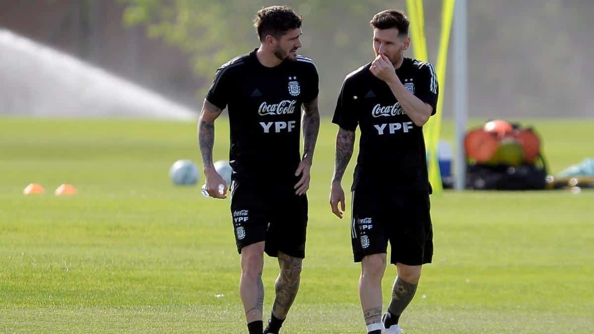 Lionel Messi en entrenamiento con Rodrigo De Paul.