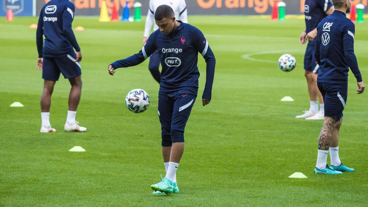 Mbappé en entrenamiento con la Selección de Francia.