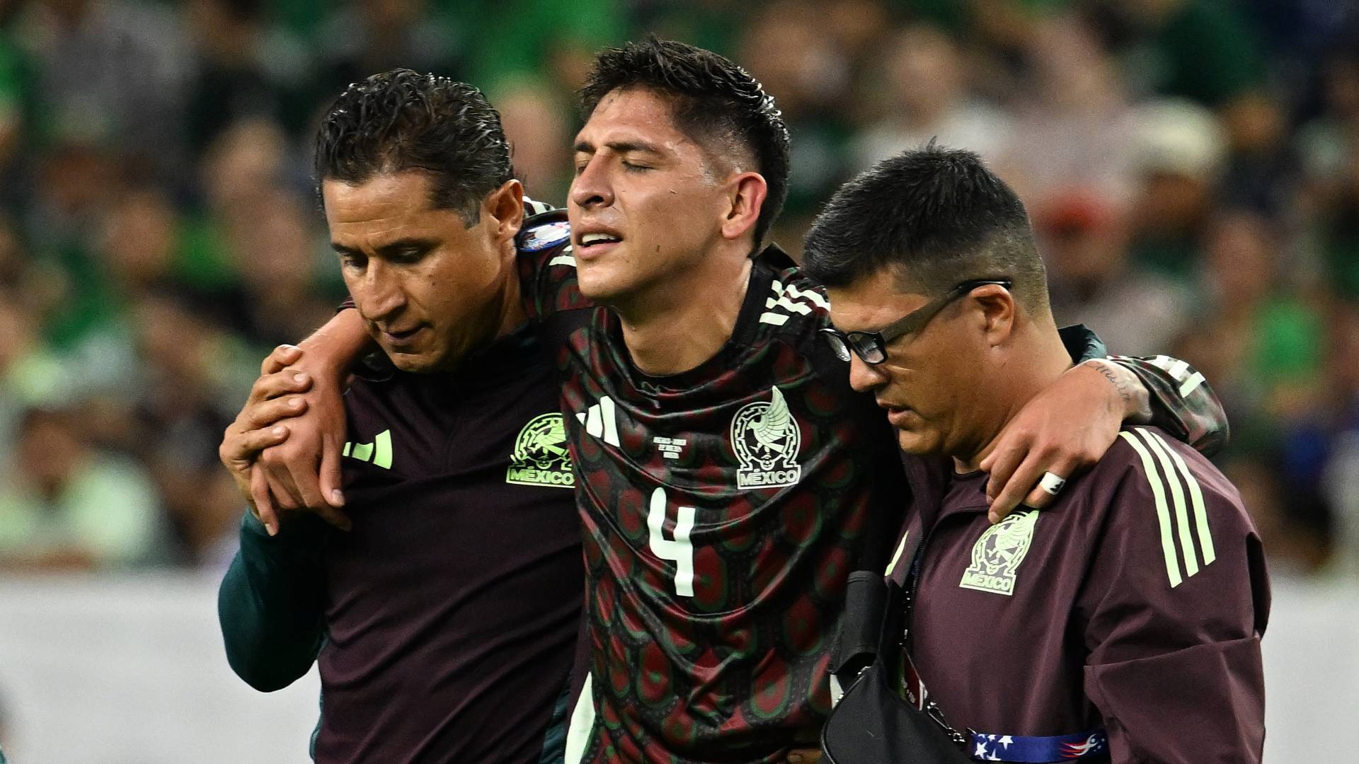 Edson Álvarez al momento de salir lesionado ante Jamaica.