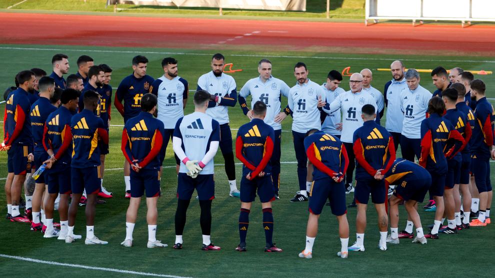 Jugadores de España en entrenamiento al mando de Luis de la Fuente.