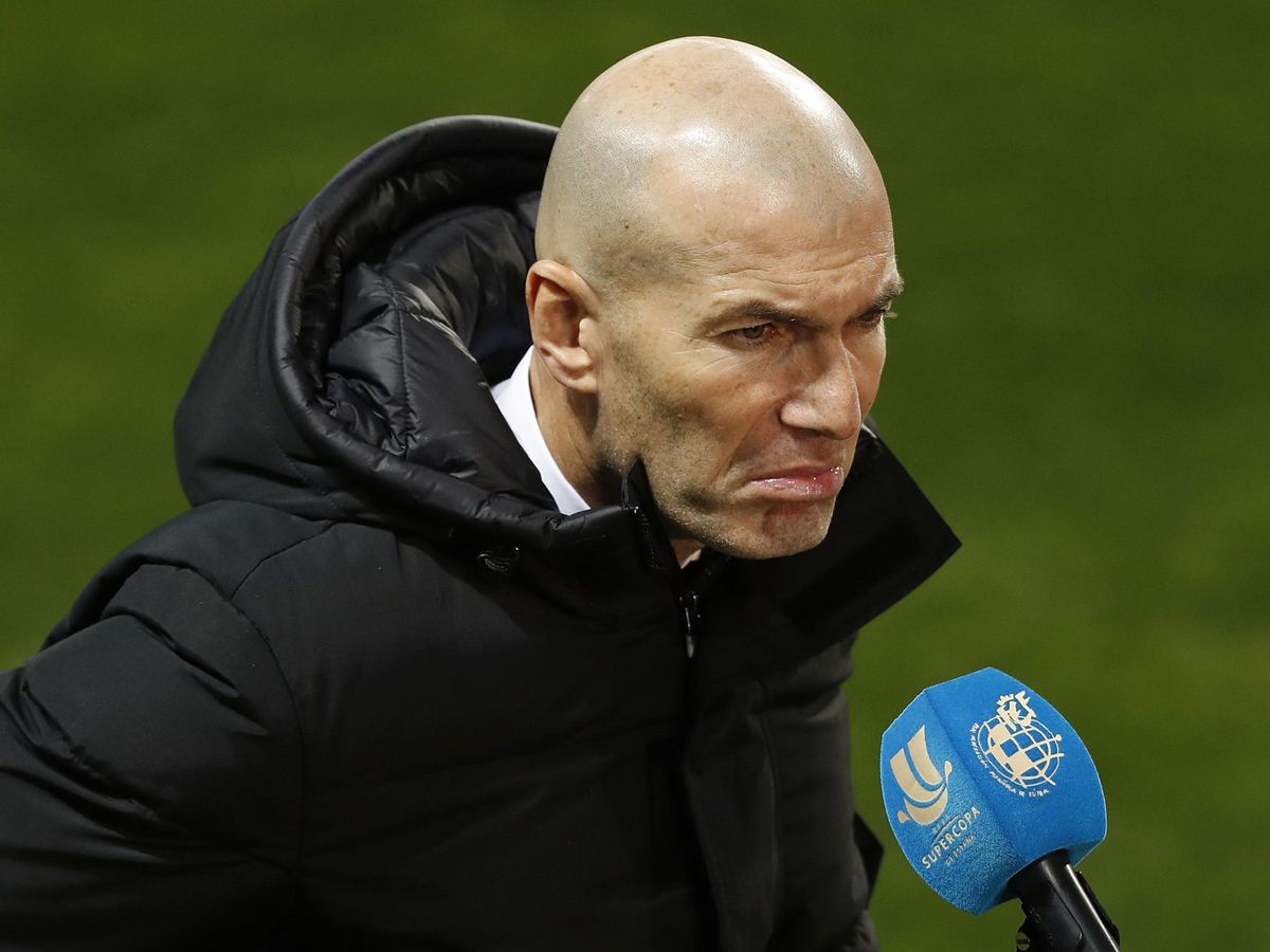 Zinedine Zidane en partido al mando del Real Madrid.
