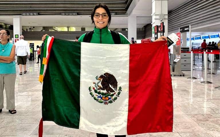 LA MEXICANA POSA CON LA BANDERA NACIONAL