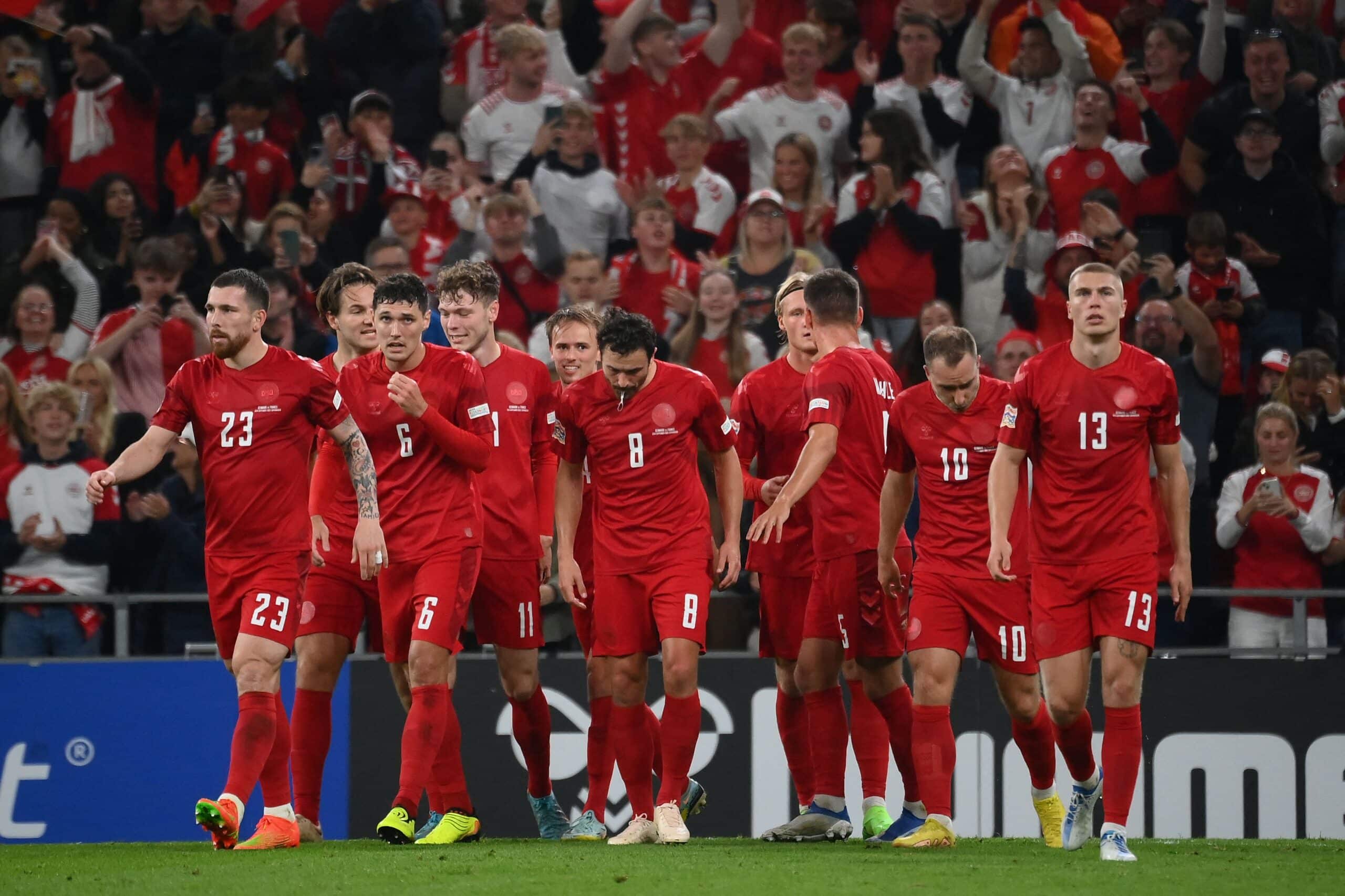 Jugadores de Dinamarca en festejo de un gol en amistoso.