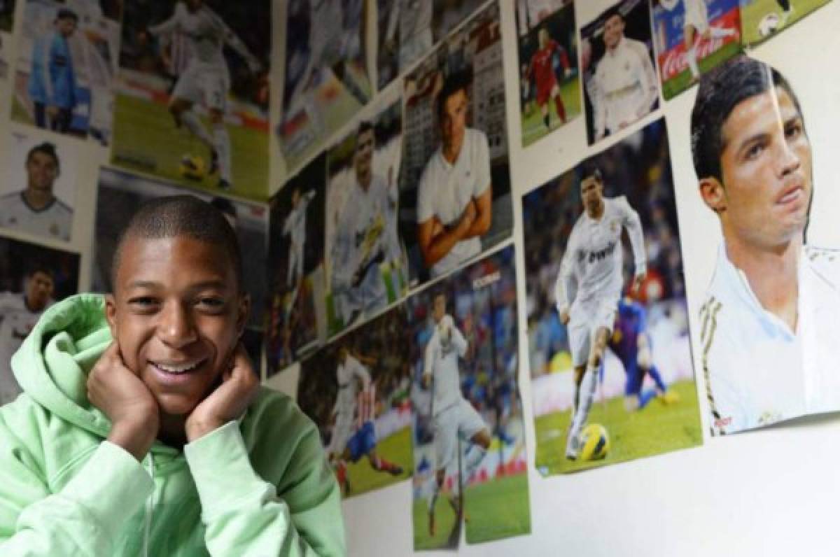 Mbappé tenía su cuarto repleto de fotos de Cristiano Ronaldo de niño.