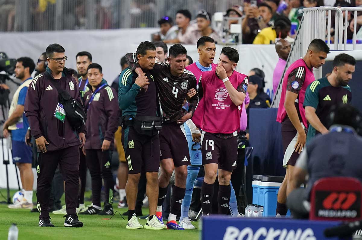 Edson Álvarez al momento de abandonar el campo tras lesión.