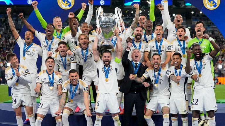 Real Madrid en el momento que alzan su título número 15.