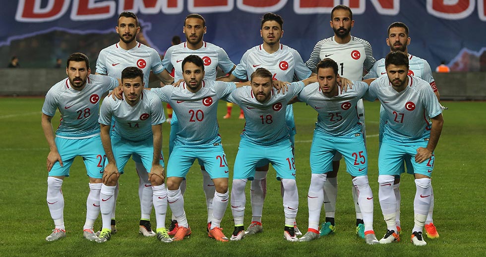 La Selección de Turquía se juega su boleto a octavos de final este miércoles.