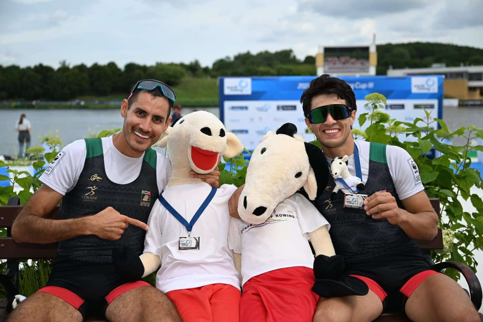 LOS MEXICANOS POSSAN CON SU MEDALLA