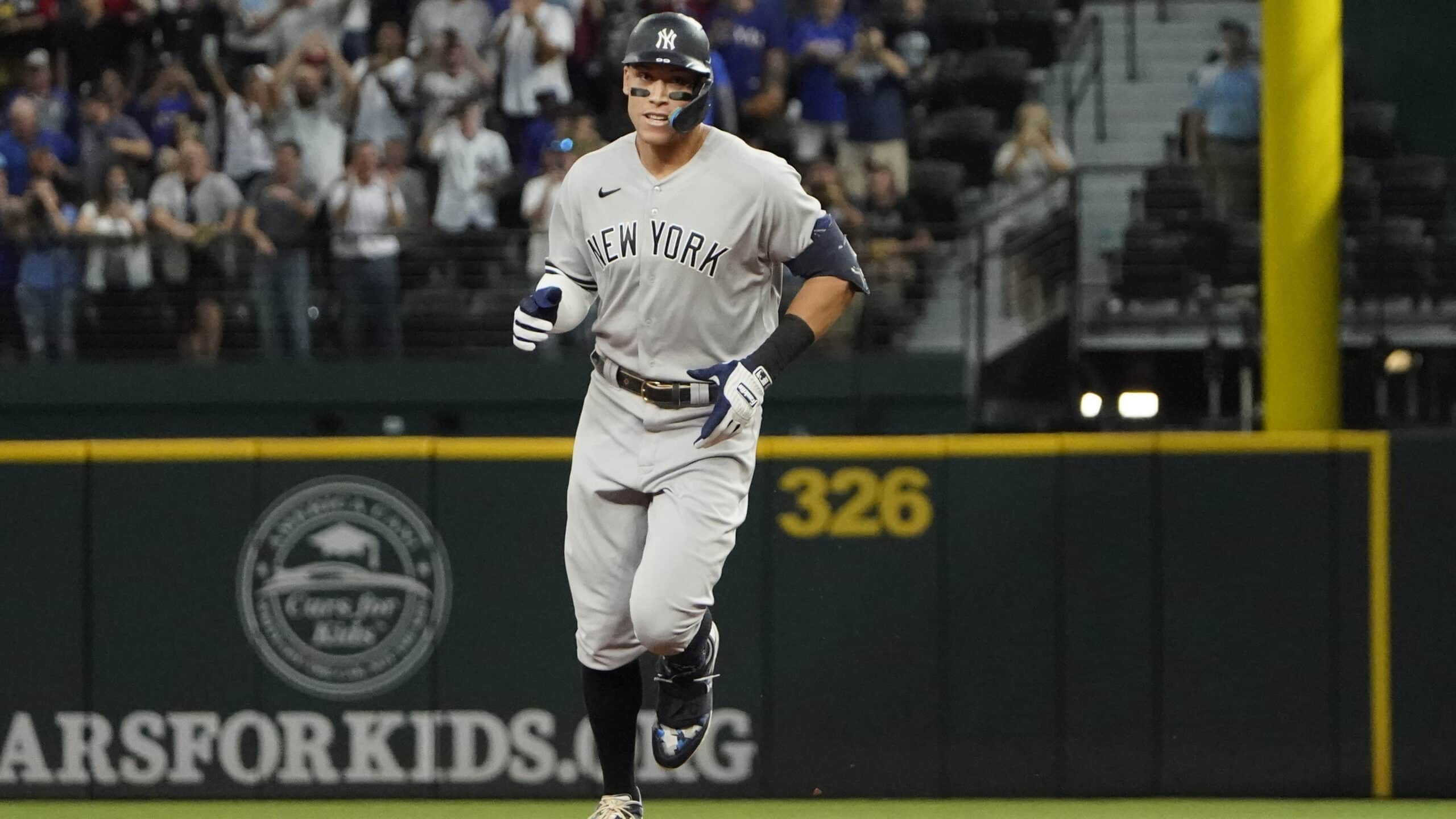 AARON JUDGE PEGÓ PAR DE CUADRANGULARES