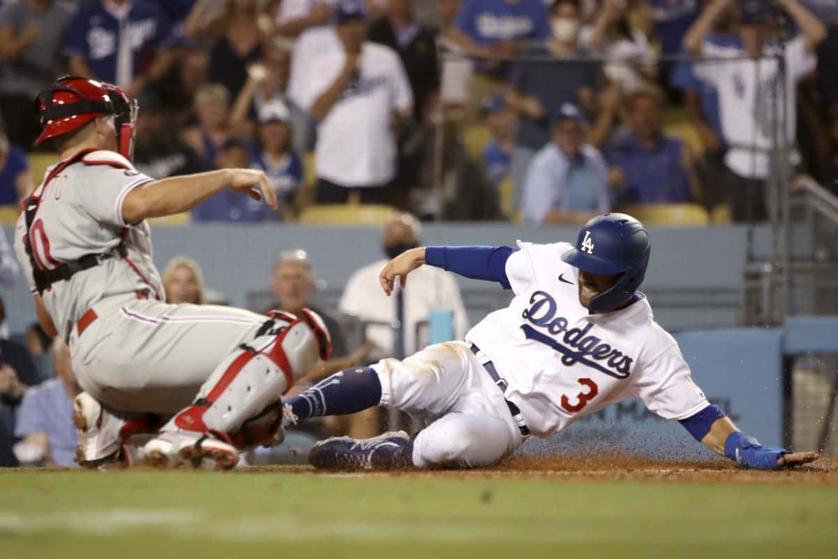 CORREDOR DE LOS DODGERS LLEGA BARRIDO AL HOME