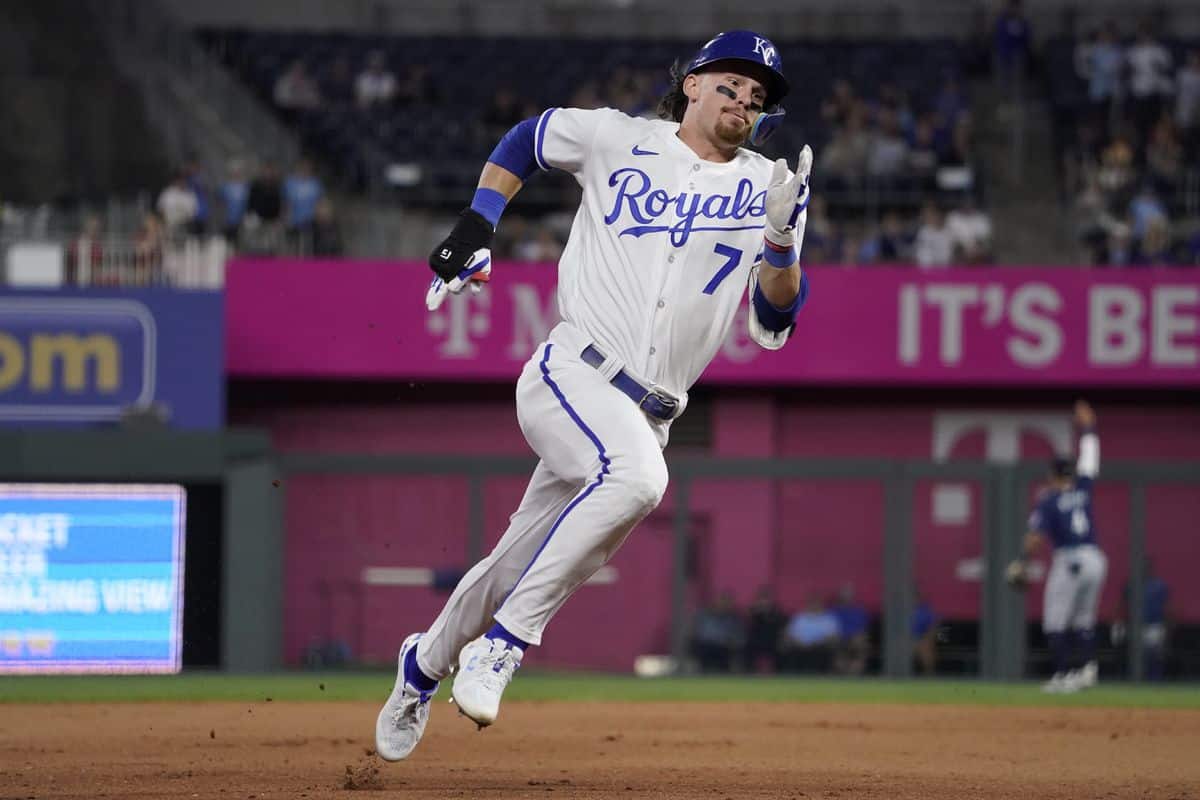 BOBBY WITT JR CORRIENDO LAS BASES