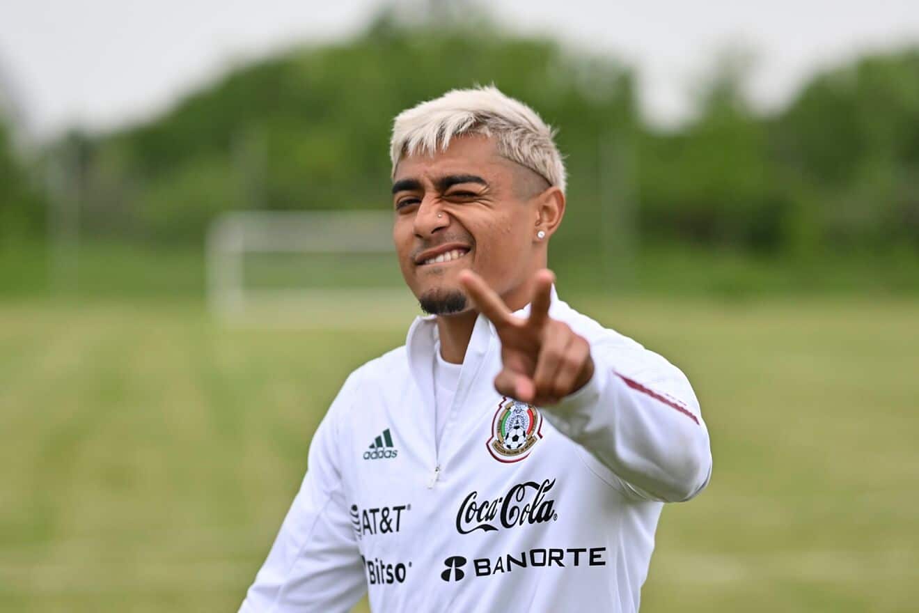 Julián Araujo en entrenamiento con el Tricolor.