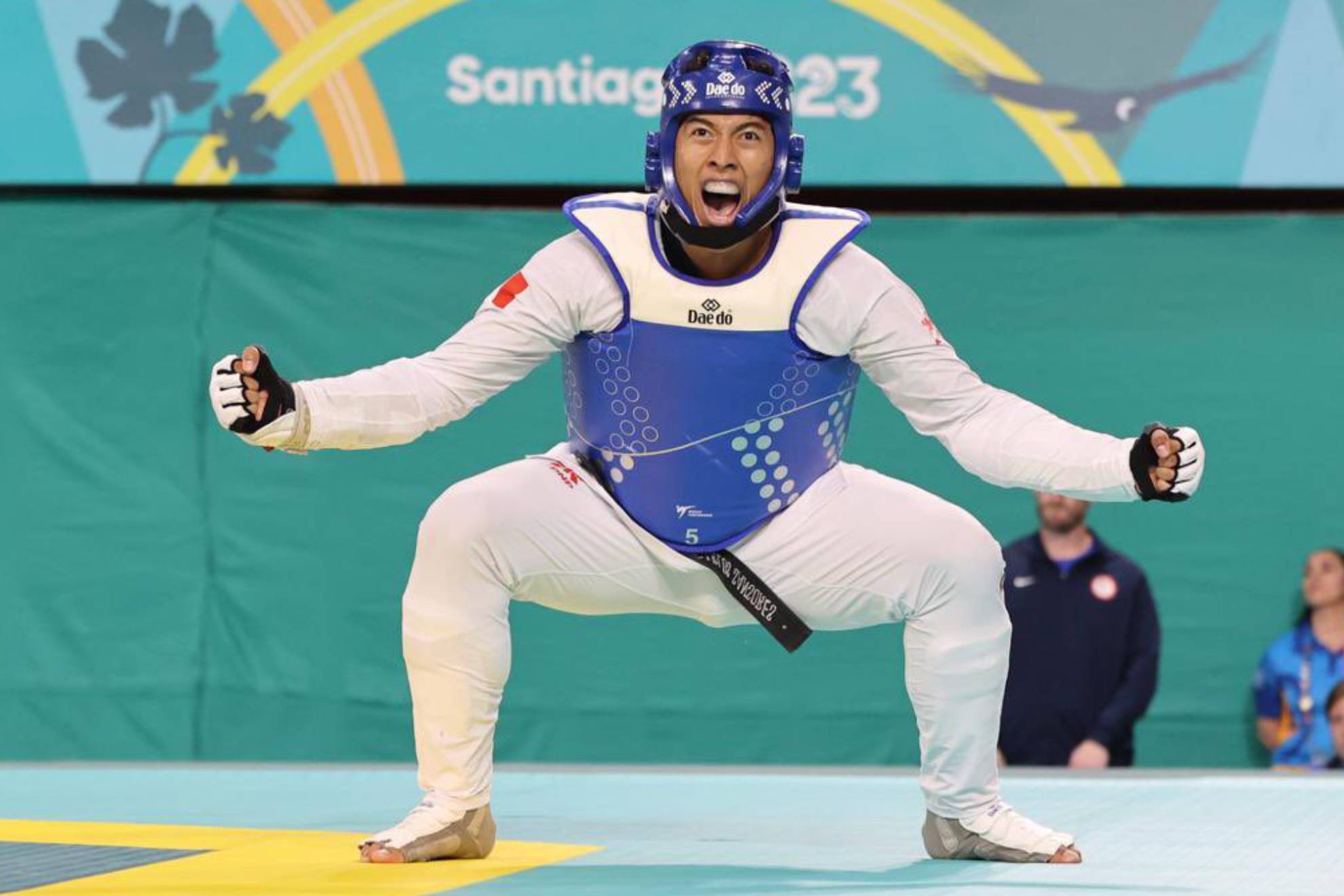 Carlos Sansores festeja su oro en Centroamericanos 2023.