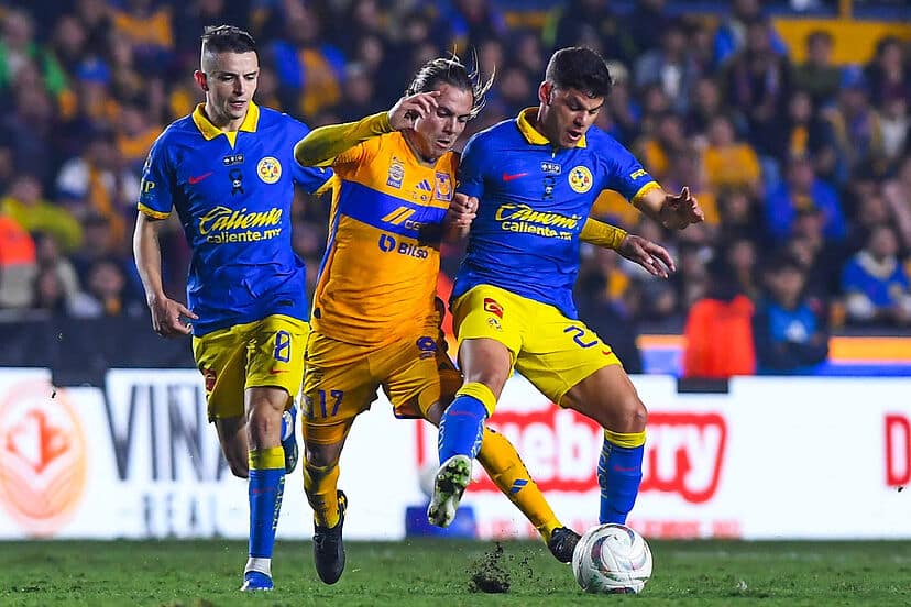 JUGADORES DE AMÉRICA Y TIGRES PELEAN EL BALÓN