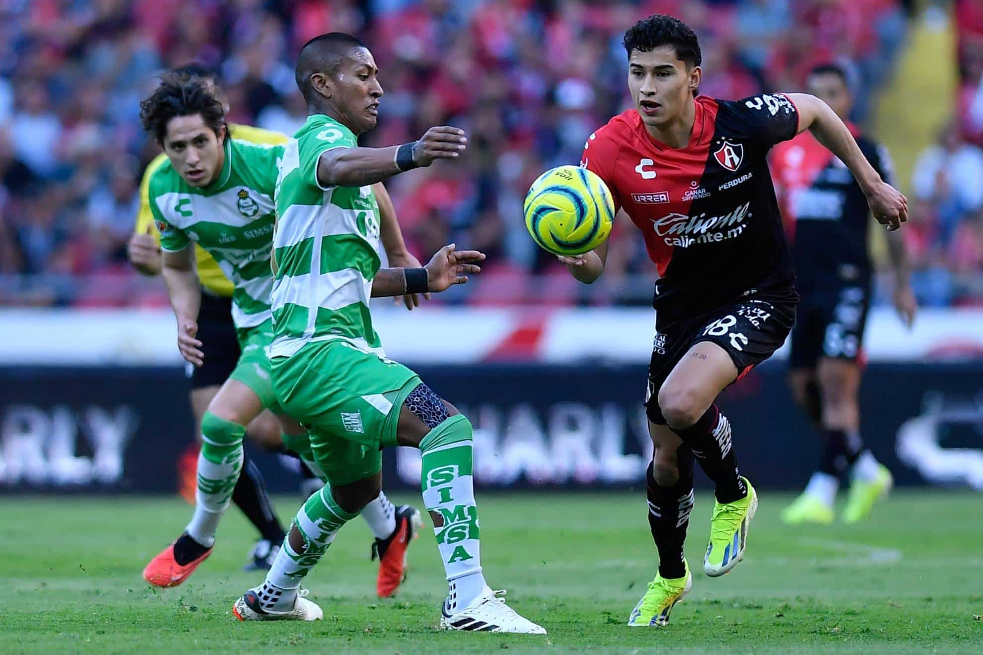 DOS EQUIPOS QUE LES GUSTA SALIR JUGANDO CON LA PELOTA