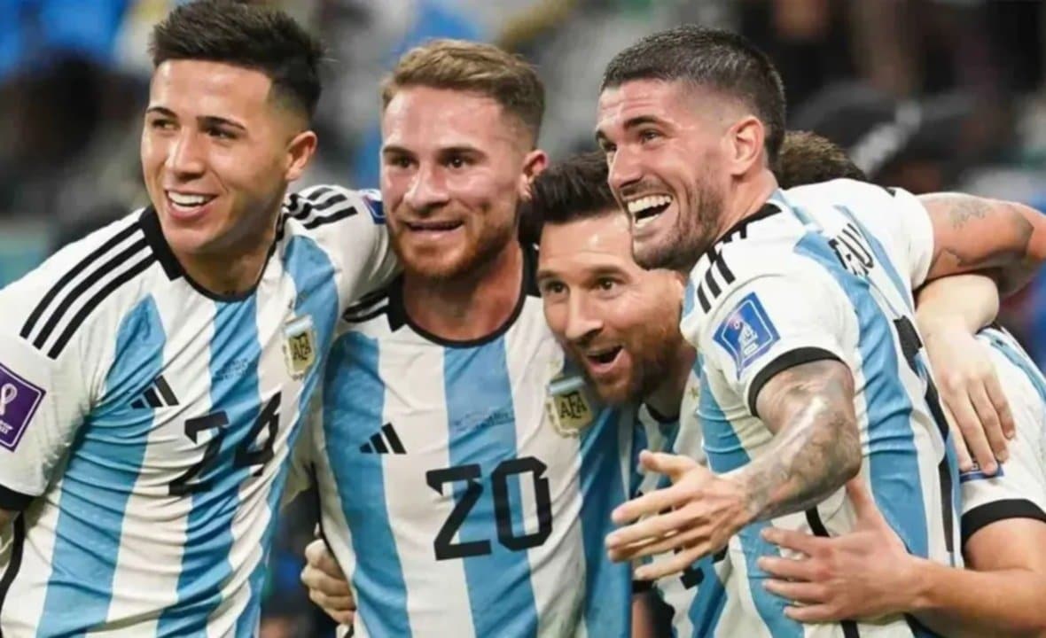 Jugadores de Argentina festejan su triunfo de la final.