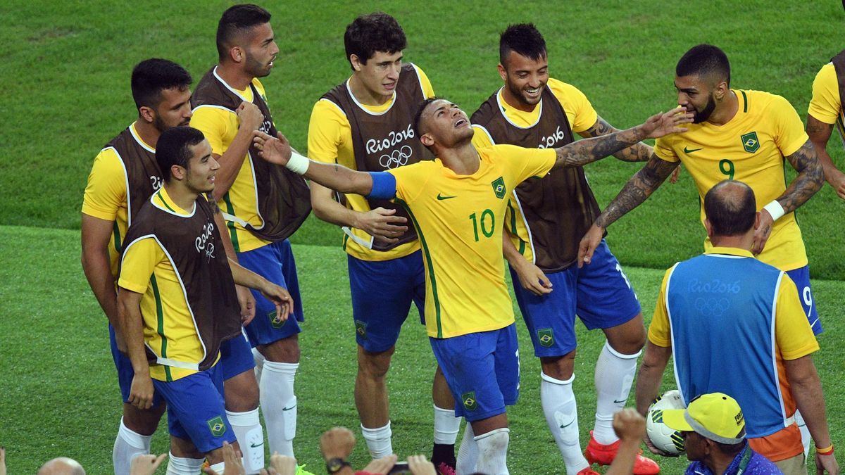 Jugadores de Brasil en festejo en partido de la Copa América.