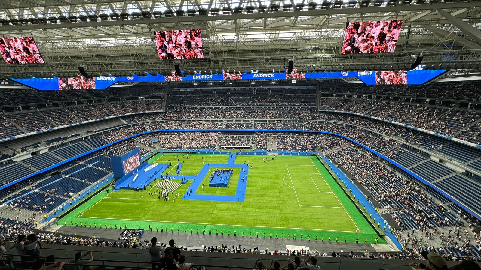 El estadio del Real Madrid recibió a su nuevo jugador.