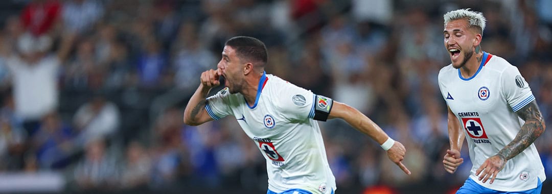 Jugador de Cruz Azul festeja uno de los goles ante Rayados.