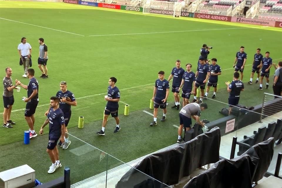 Jugadores de Rayados en entrenamiento previo a la Leagues Cup.