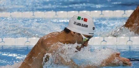 Mexicano Miguel de Lara termina en segundo lugar de los 100m pecho y es descalificado.