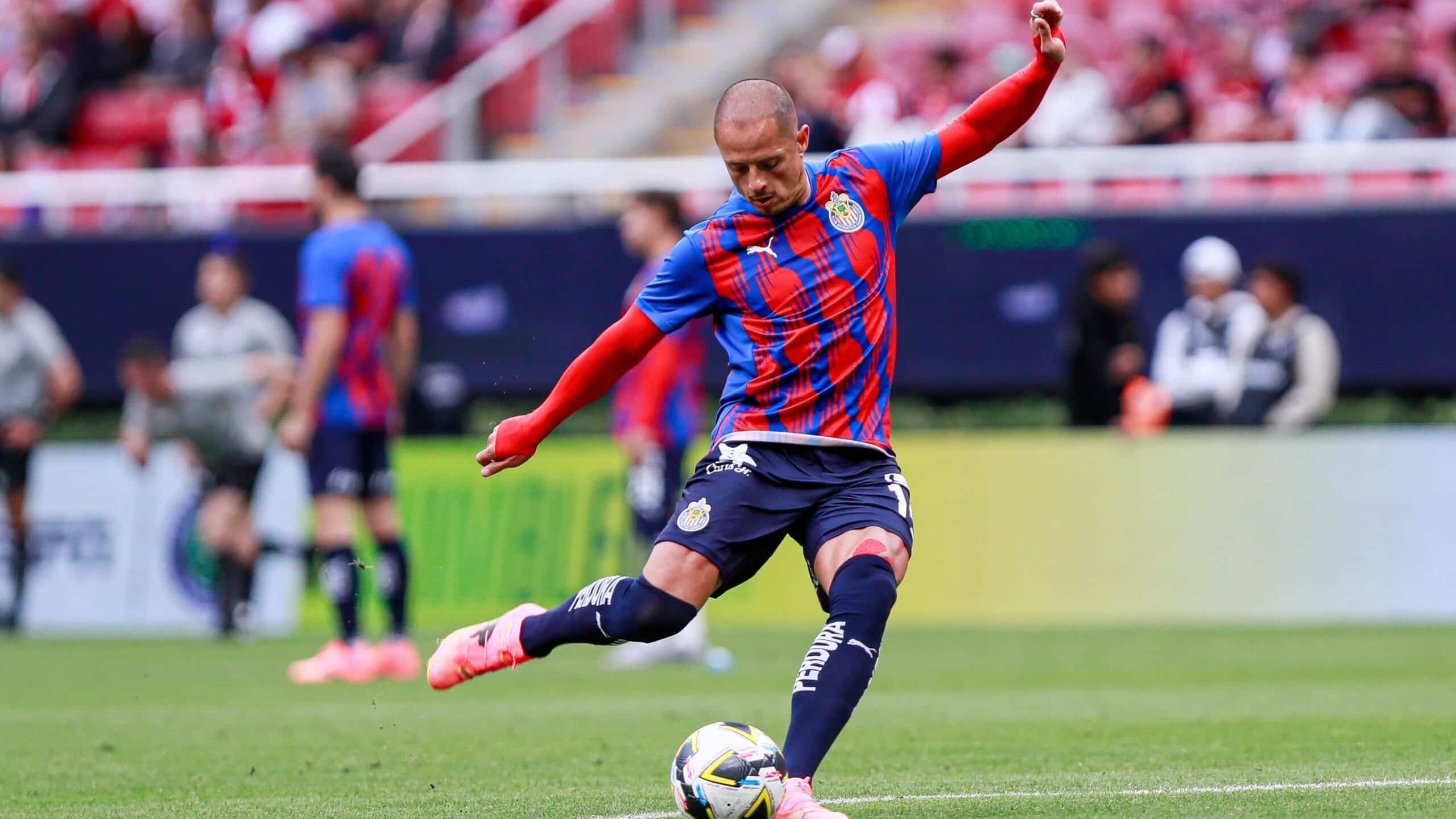 JAVIER HERNÁNDEZ EN PRÁCTICA DE CHIVAS