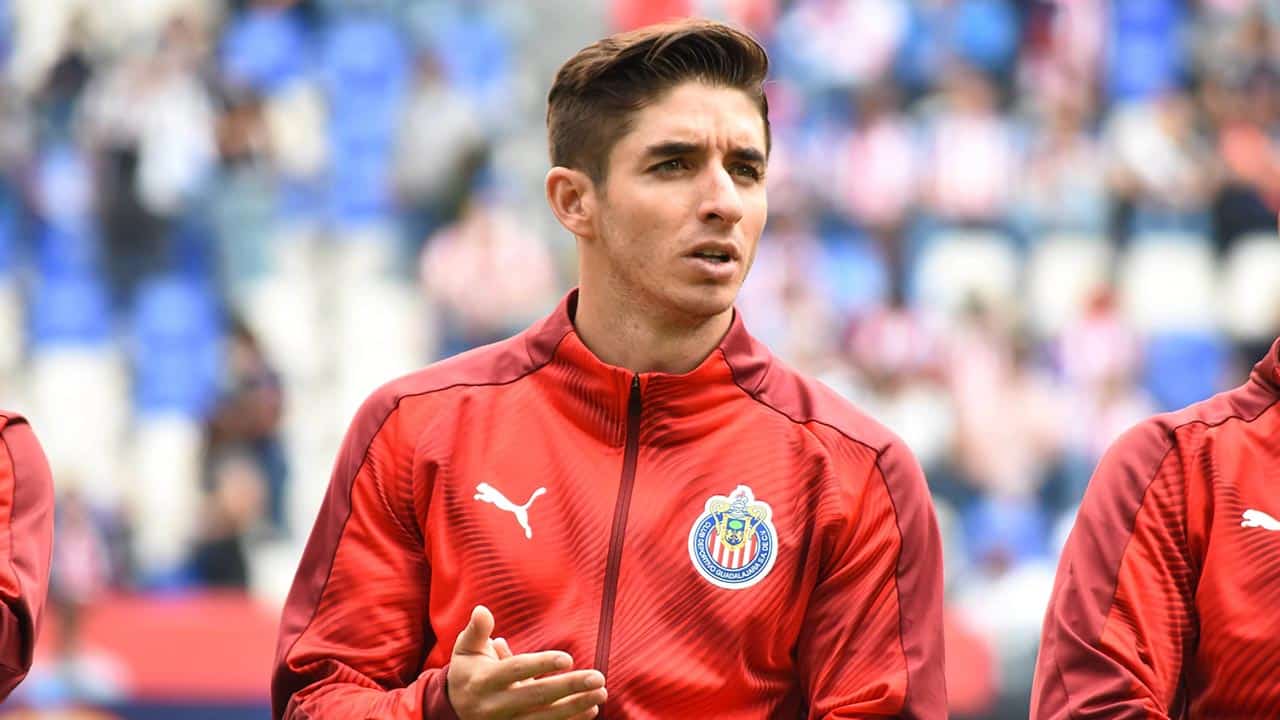 Isaác Brizuela en entrenamiento de Chivas del Guadalajar.