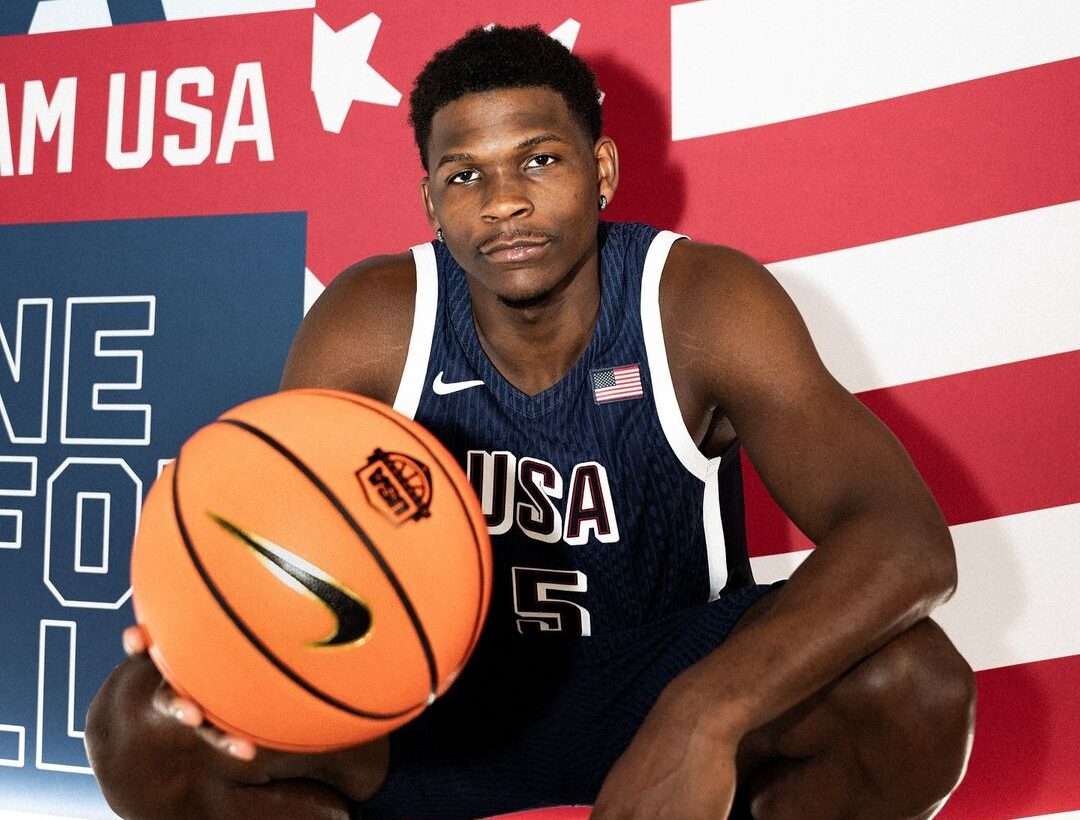 ANTHONY EDWARDS POSA PARA LA FOTO CON LA SELECCIÓN DE ESTADOS UNIDOS