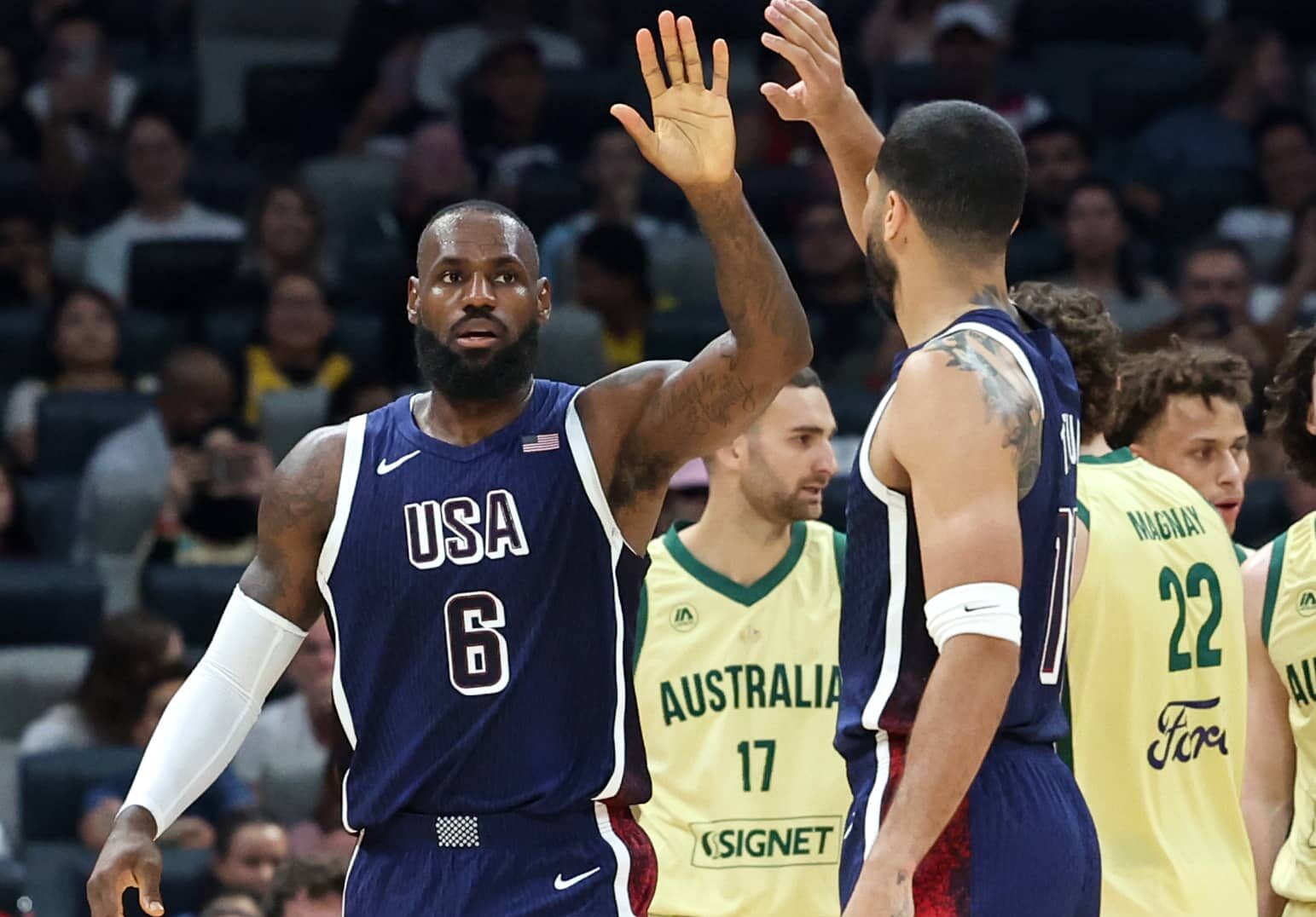 LEBRON JAMES Y JAYSON TATUM CELEBRAN CON EL TEAM USA