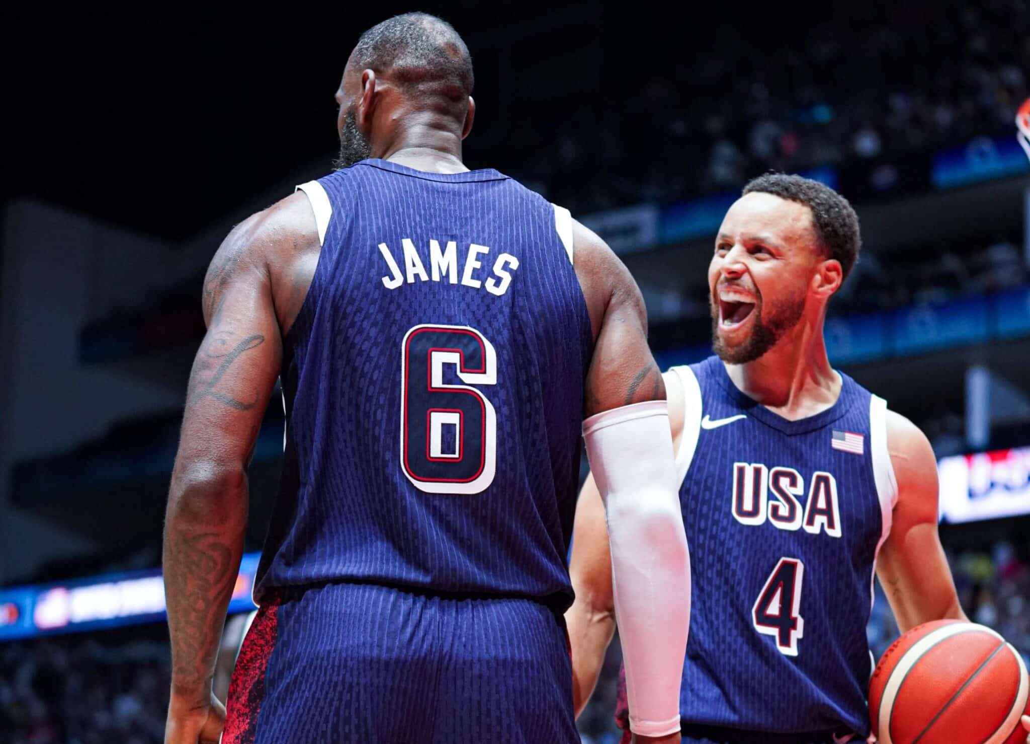 LEBRON JAMES CELEBRA CON STEPHEN CURRY TRAS UNA ANOTACIÓN DEL TEAM USA