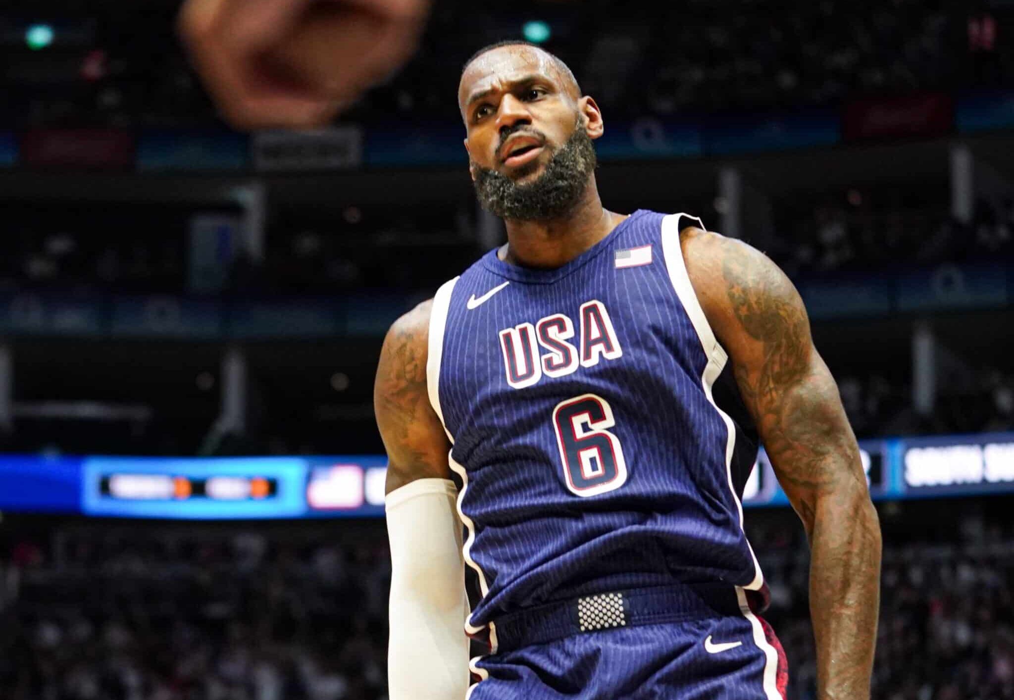 LEBRON JAMES FESTEJA DURANTE UN PARTIDO DE ESTADOS UNIDOS