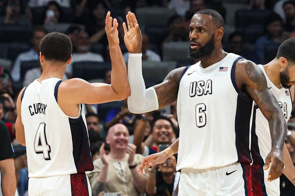 STEPHEN CURRY A LA IZQUIERDA Y LEBRON JAMES A LA DERECHA, FESTEJAN U TRIUNFO DEL TEAM USA