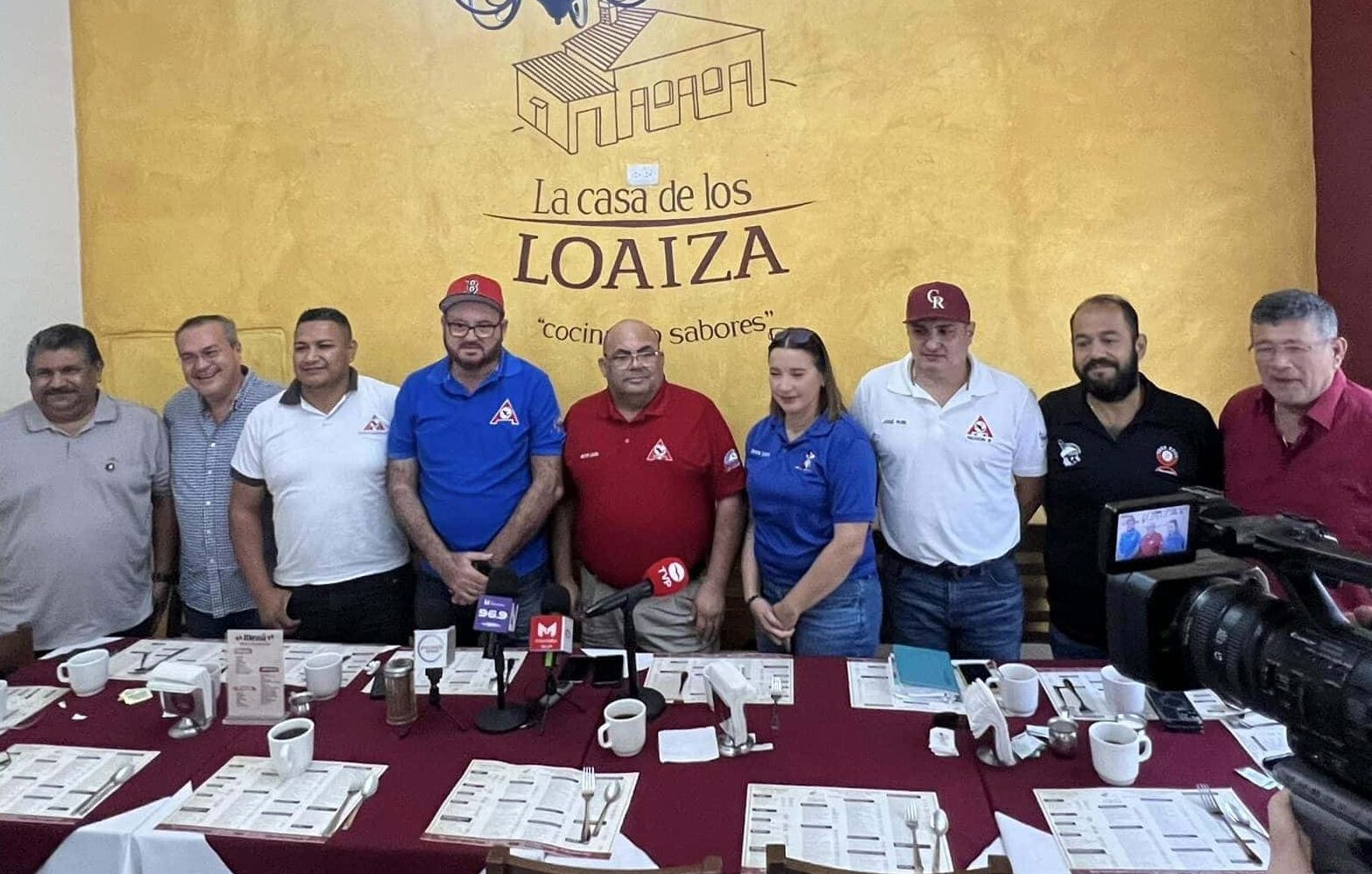 LOS ORGANIZADORES POSAN PARA LA FOTO TRAS LA RUEDA DE PRENSA