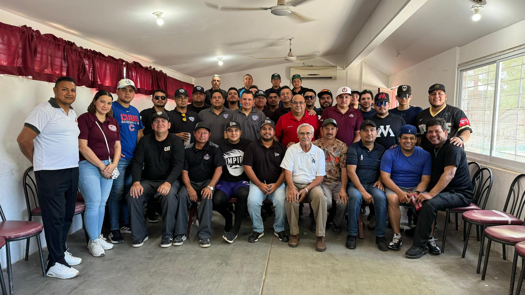 LOS UMPIRES Y DIRECTIVOS POSAN PARA LA FOTO DEL RECUERDO