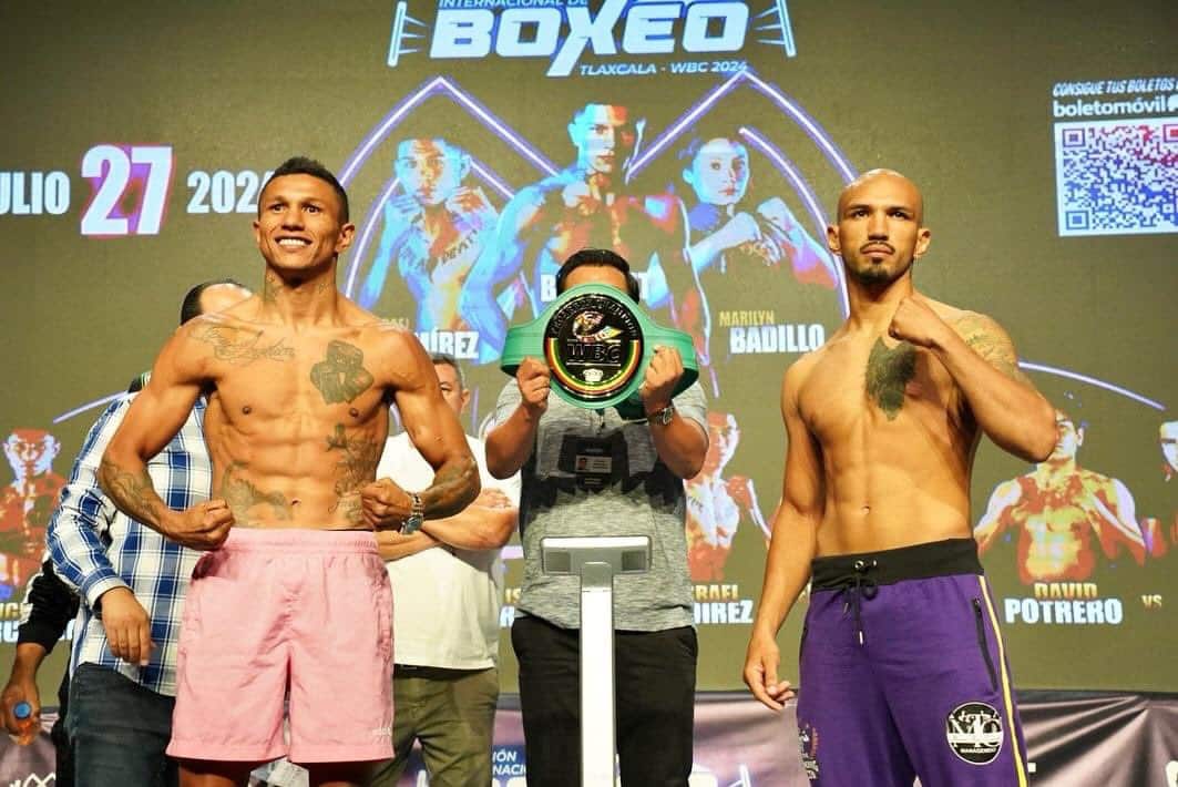 MIGUEL BERCHELT A LA IZQUIERDA Y A LA DERECHA JEREMY TRIANA, POSAN PARA LA FOTO TRAS EL PESAJE