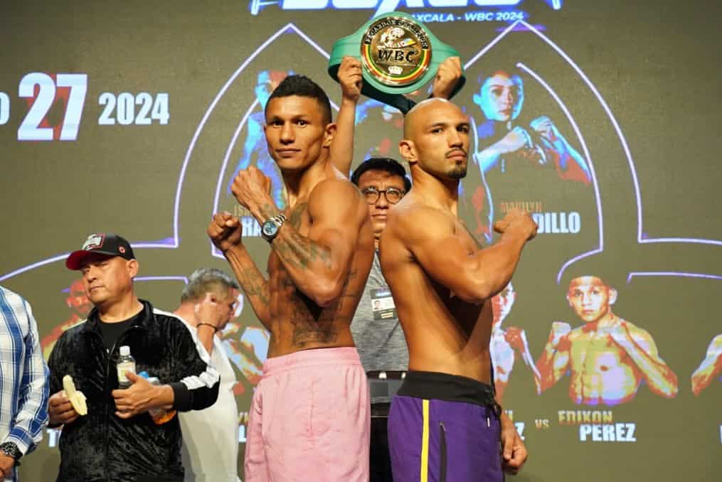 ALACRÁN BERCHELT A LA IZQUIERDA Y JEREMY TRIANA A LA DERECHA, ESPALDA CON ESPALDA, POSANDO PARA LA FOTO TRAS EL PESAJE