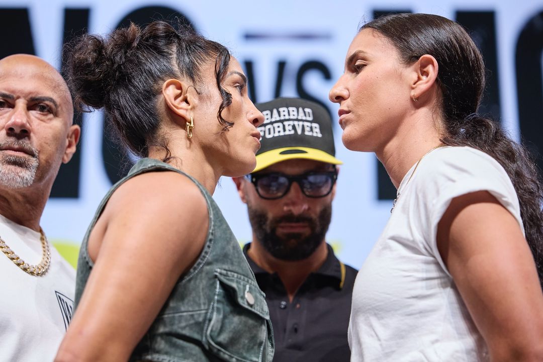 AMANDA SERRANO A LA IZQUIERDA Y STEVIE MORGAN A LA DERECHA, CARA A CARA TRAS LA RUEDA DE PRENSA