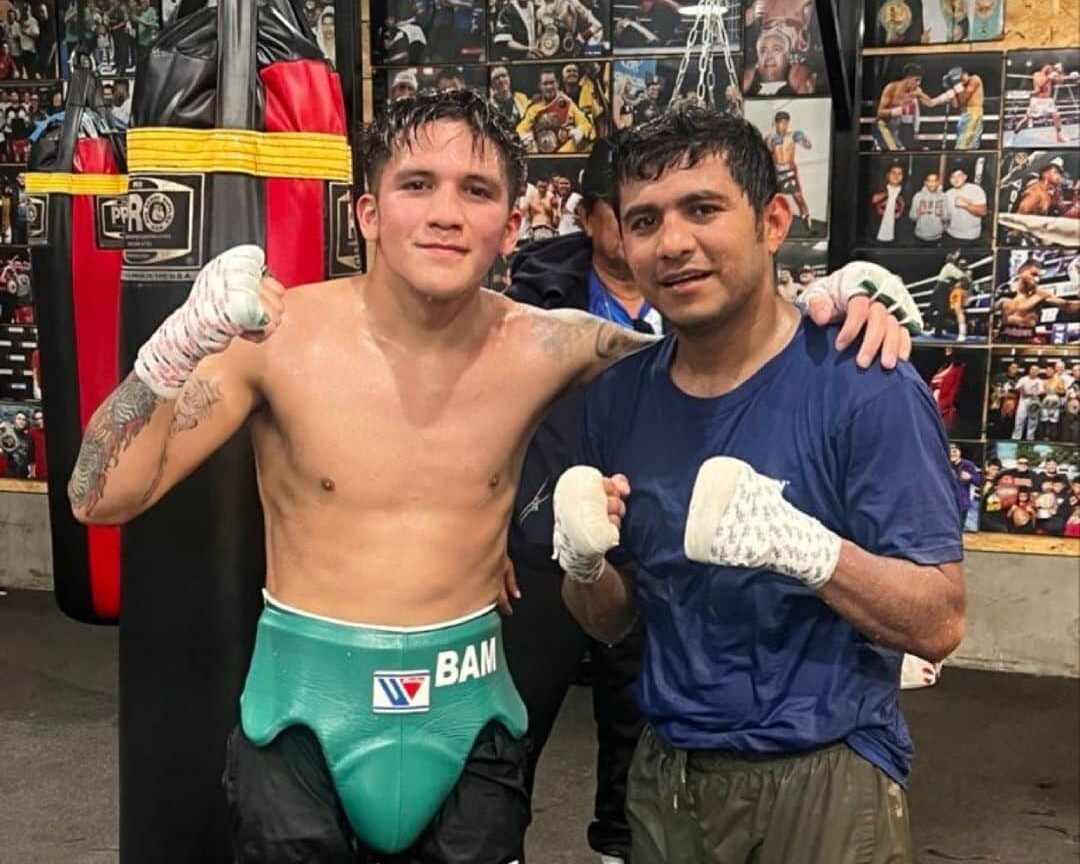 JESSE RODRÍGUEZ A LA IZQUIERDA Y ROMÁN GONZÁLEZ A LA DERECHA, POSAN PARA LA FOTO TRAS HACER SPARRING