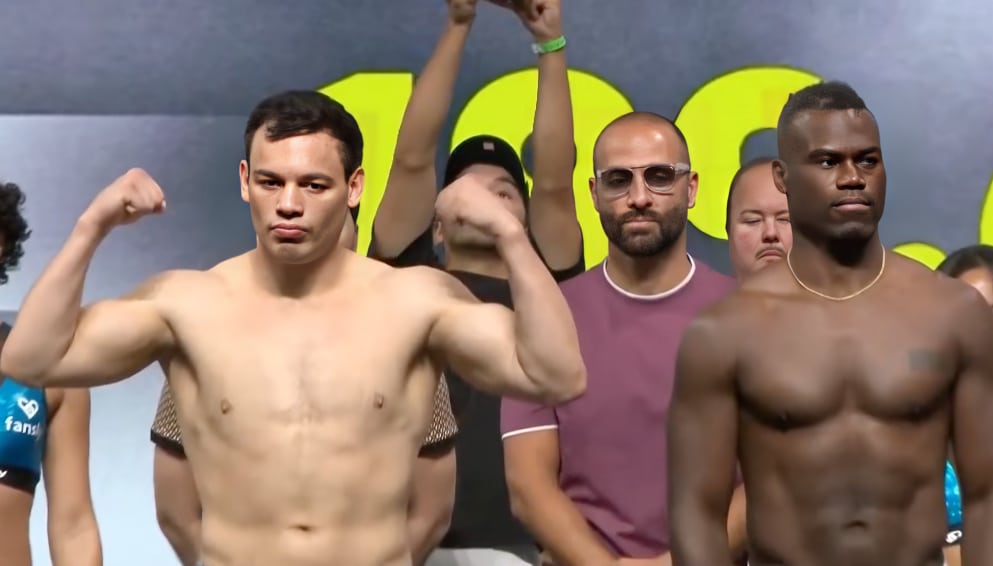 JULIO CÉSAR CHÁVEZ JR A LA IZQUIERDA Y URIAH HALL A LA DERECHA, POSAN PARA LA FOTO TRAS EL PESAJE