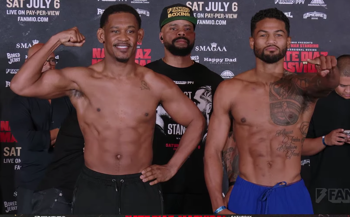 DANIEL JACOBS A LA IZQUIERDA Y A LA DERECHA SHANE MOSLEY JR A, POSAN PARA LA FOTO TRAS EL PESAJE