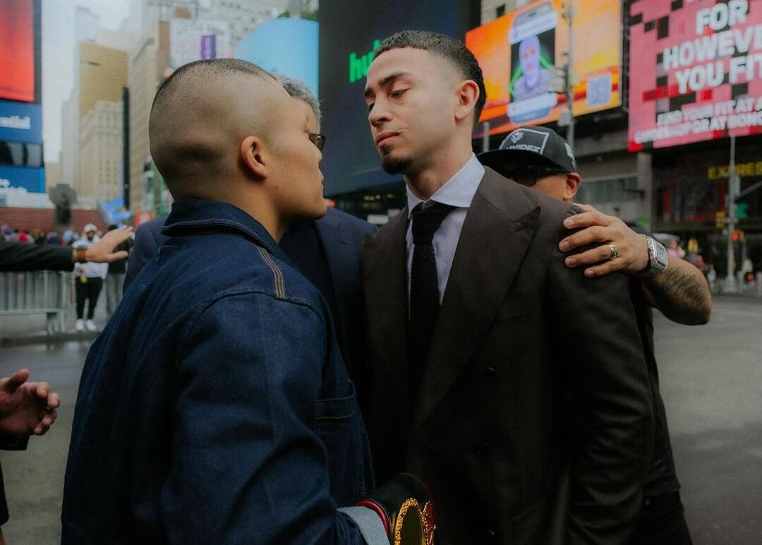 ISAAC CRUZ A LA IZQUIERDA Y JOSÉ VALENZUELA A LA DERECHA, POSAN PARA LA FOTO