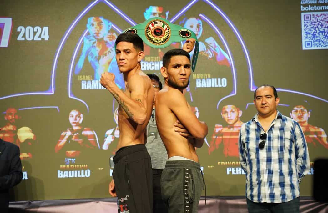 ISRAEL RAMÍREZ A LA IZQUIERDA Y EDIXON PÉREZ A LA DERECHA, ESPALDA CON ESPALDA POSANDO PARA LA FOTO TRAS EL PESAJE