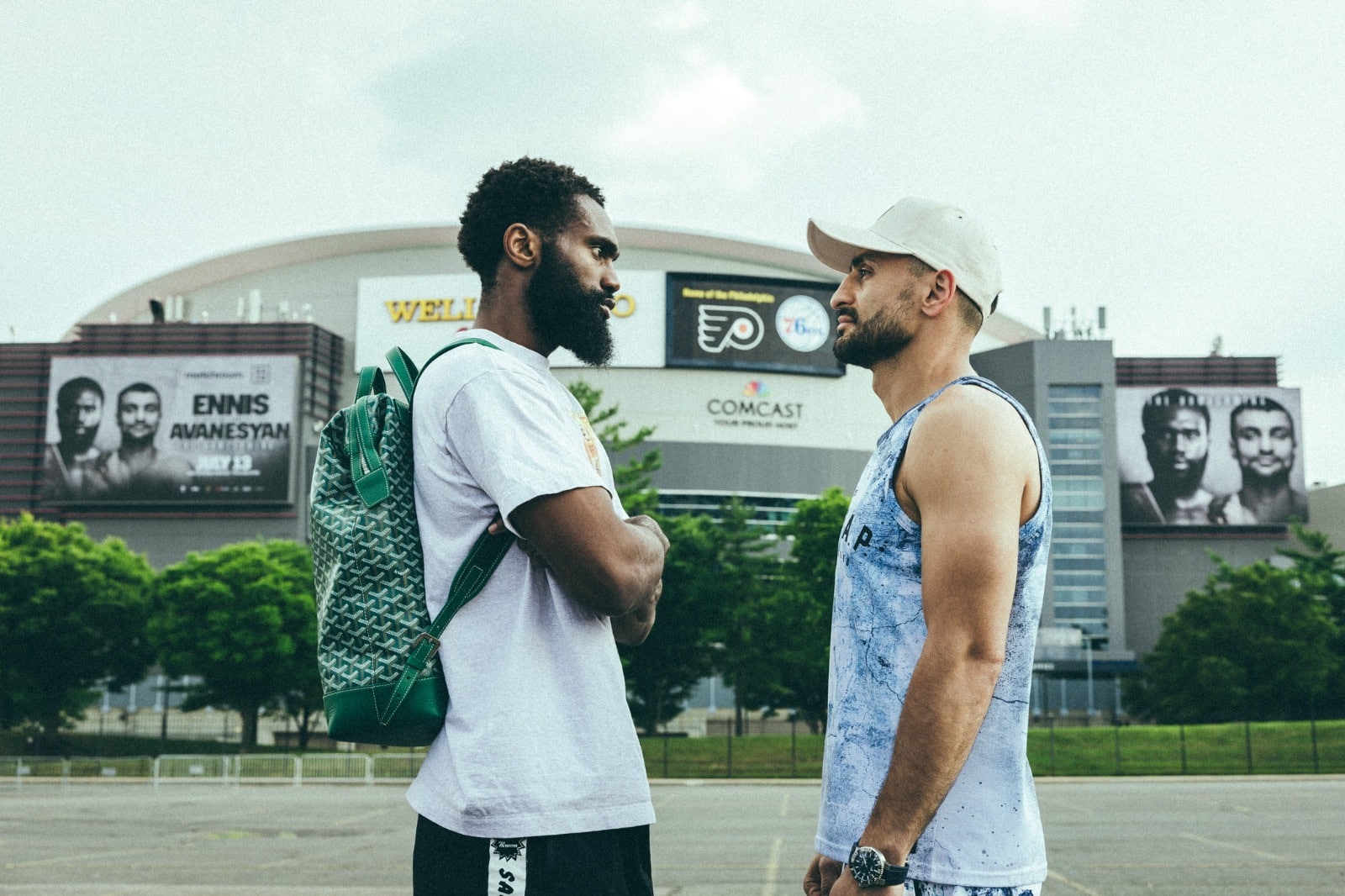 JARON ENNIS A LA IZQUIERDA Y DAVID AVANESYAN A LA DERECHA, CARA A CARA AFUERA DEL WELLS FARGO CENTER, DONDE SERÁ LA PELEA ENTRE AMBOS EL SÁBADO 13 DE JULIO