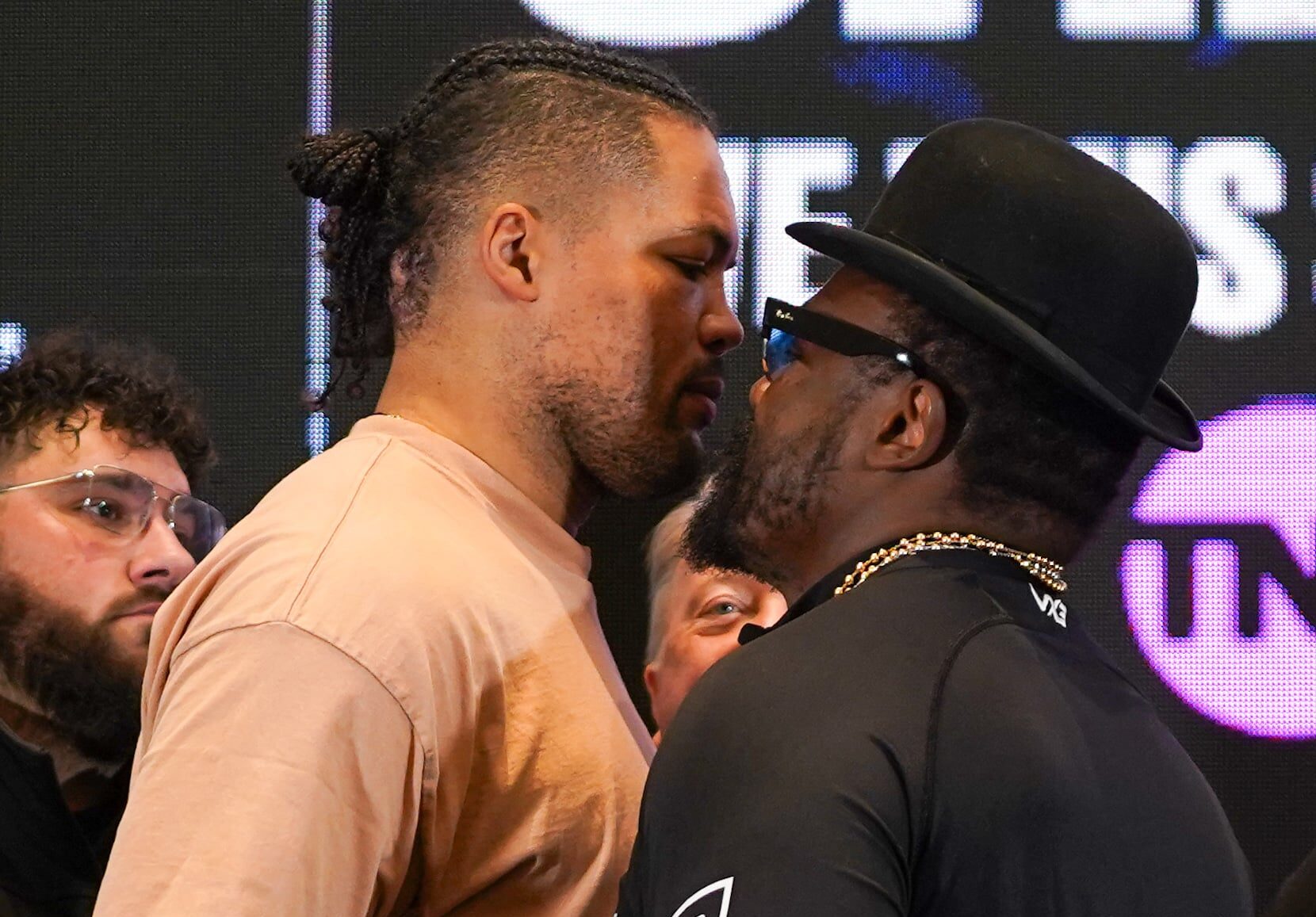 JOE JOYCE A LA IZQUIERDA Y DEREK CHISORA A LA DERECHA, CARA A CARA TRAS LA RUEDA DE PRENSA