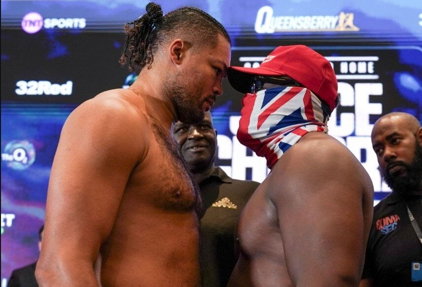 JOE JOYCE A LA IZQUIERDA Y DEREK CHISORA A LA DERECHA, CARA A CARA TRAS EL PESAJE