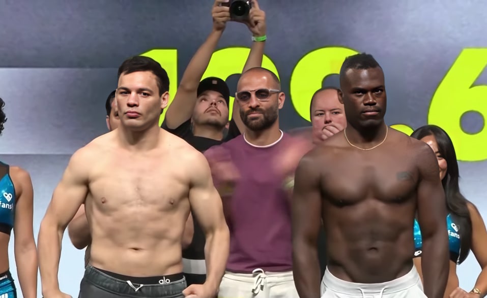 JULIO CÉSAR CHÁVEZ JR A LA IZQUIERDA Y URIAH HALL A LA DERECHA, POSANDO PARA LA FOTO